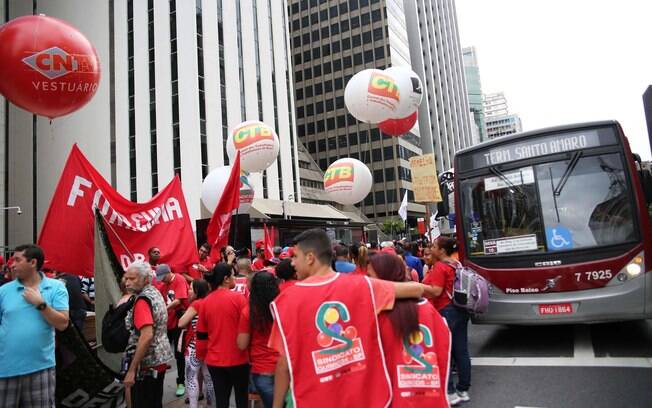 Ativistas bloqueiam faixas da avenida Paulista, no sentido Paraíso, em manifestação pró-Dilma. Foto: Renato S. Cerqueira/Futura Press - 3.10.15
