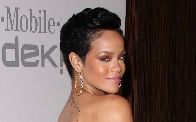 Rihanna usa o curto mais ousado, e sempre varia a cor, a forma e a textura