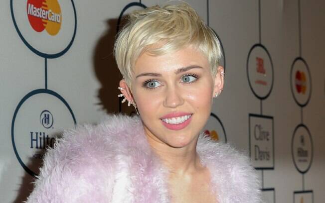Miley Cyrus no estilo curto com glamour