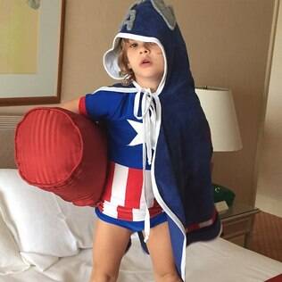 Adriane Galisteu mostra foto de Vittorio vestido de Capitão América