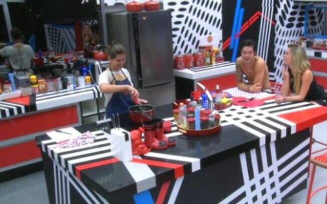 Finalistas conversam na cozinha