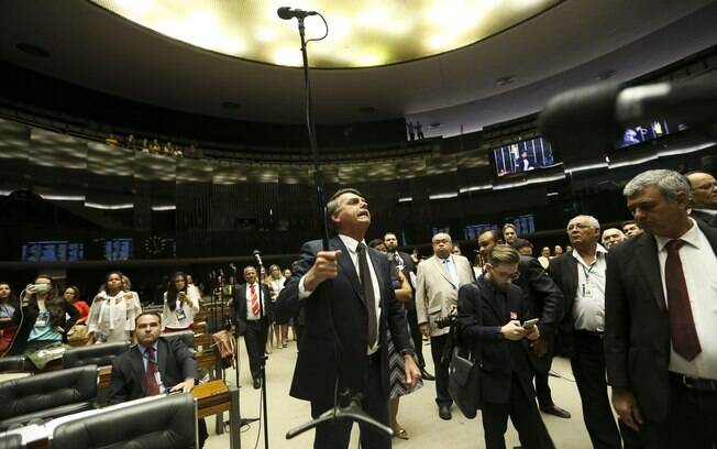 Bolsonaro chegou a levantar o pedestal dos microfones do plenário, provocando a movimentação de seguranças