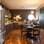 Integrante do Loft Cosmopolita, o espaço gourmet tem móveis da Kitchens e eletrodomésticos da Viking. As bancadas (Corian®) foram feitas sob medida. Foto: Edu Cesar