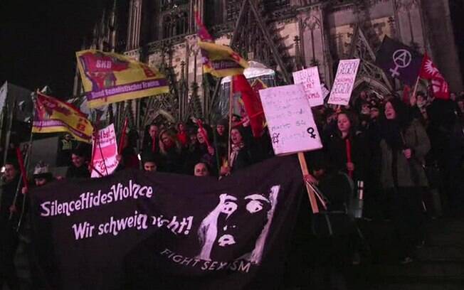 Manifestantes chegaram a protestar em Colônia após série de ataques a mulheres no Réveillon