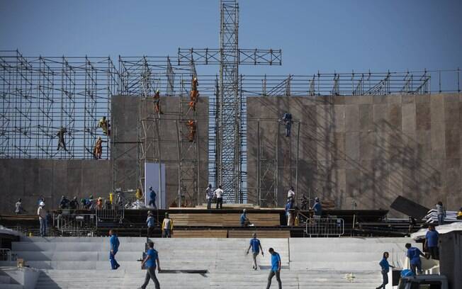 Trabalhadores preparando tendas na praia de Copacabana, no Rio de Janeiro, para a visita do papa durante a Jornada Mundial da Juventude.