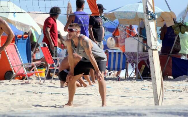 O ator Rodrigo Hilbert joga vôlei na praia do Leblon