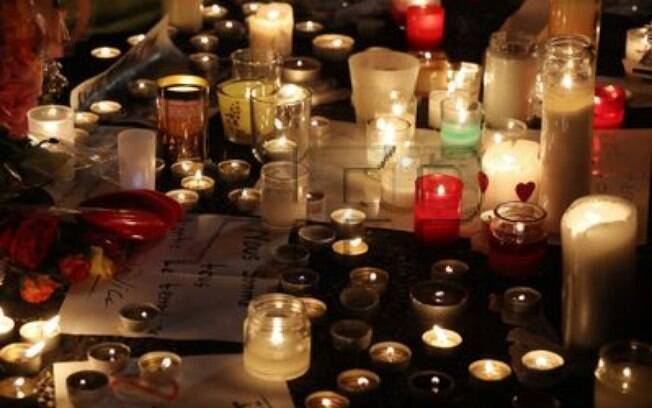 Populares prestam homenagens às vítimas de um atentado terrorista que matou 84 pessoas em Nice, na França