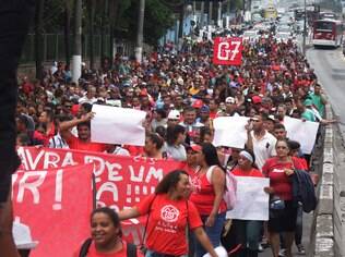 Integrantes do MTST em protesto em 18 de março na Avenida Guarapiranga (zona sul de São Paulo) pelo início da terceira fase do Minha Casa Minha Vida