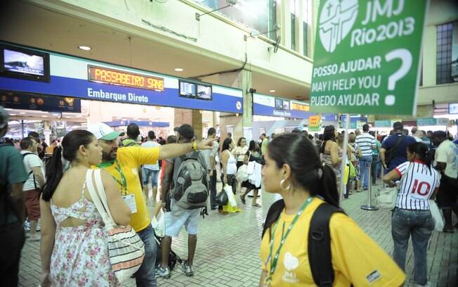 Cerca de 600 voluntários da Jornada Mundial da Juventude atuam nas estações de trem mais movimentadas para auxiliar os peregrinos estrangeiros