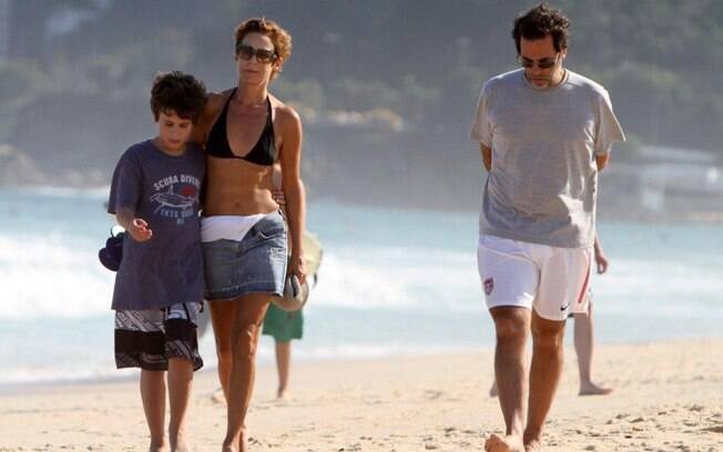 Andréa com a família na praia de Ipanema, em 2011: 'Tem quase um ano que não sai nada meu, já reparou? Eu me mudei, estou morando em um bairro que os paparazzi acham brega'