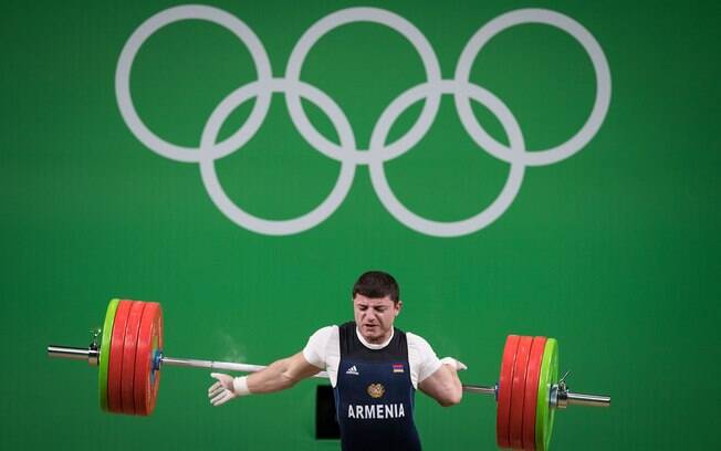 O armênio Andranik Karapetyan quebrou o braço após tentar erguer 195kg em uma prova de levantamento de peso