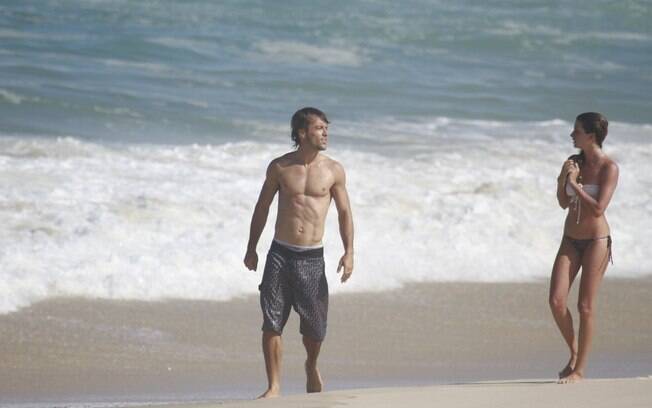 Kayky Brito se diverte com amigos na praia da Barra da Tijuca