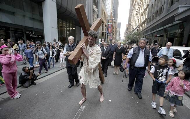 David Carnell (C) interpreta papel de Jesus Cristo durante procissão na Sexta-Feira da Paixão em Sydney, Austrália (29/03)