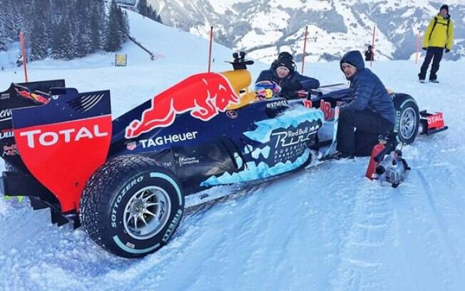 Max Verstappen pilotou com a Red Bull numa estação de esqui da Áustria