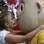 Nas arquibancadas, a jovem russa também agarrou Slavko, mascote da Euro 2012. Mais um beijo que não deu muita sorte e mais um time já eliminado. Foto: AP
