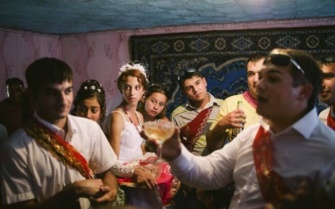 Ciganos celebram o casamento de Mariuka Rudel, cigana de 14 anos, em Chudovo, ao sul de Lyuban, Rússia