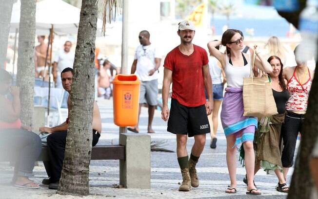 Shia LaBeouf, ator de 'Transformers', foi fotografado nesta sexta-feira (27) passeando com a mãe pelo Rio de Janeiro, na orla de Ipanema