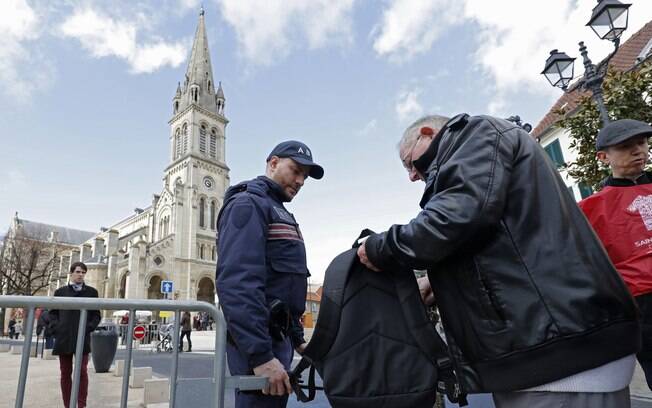 Policial revista mala de idoso em Paris: segurança em estado de alerta após ataques em Bruxelas