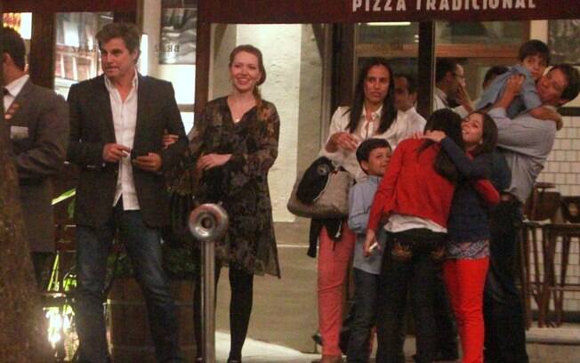 Edson Celulari jantou na noite desse domingo com a namorada e da filha Sophia
