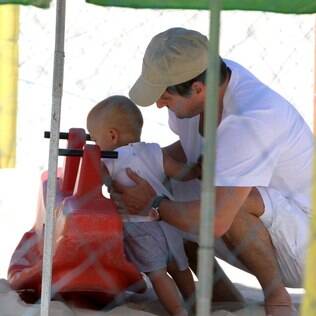 Marcelo Serrado passeia com os filhos gêmeos em parquinho do Rio