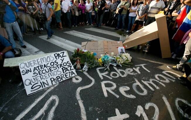 Estudantes comparecem à vigília em Caracas por dois jovens mortos em confrontos violentos na Venezuela (13/2)