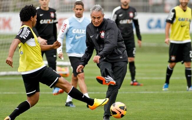 Tite joga no treino do Corinthians