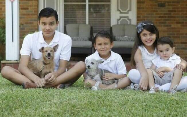 Cachorro encontrado 7 anos após fuga com sua família e amiguinho canino