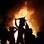 Manifestantes são vistos perto de barricada em chamas no Rio. Foto: AP