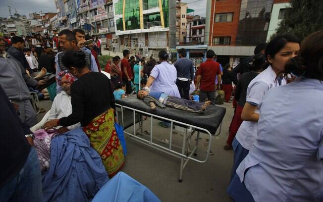 Terremoto de 7,9 de magnitude deixa centenas de mortos no Nepal