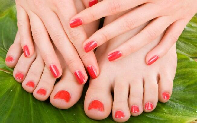 Prefira não retirar as cutículas, e corte as unhas dos pés sempre quadradas