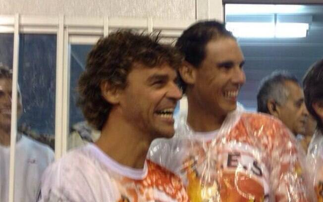 O terceiro melhor tenista do mundo (à direita) dá risada com Kuerten antes de entrar na passarela