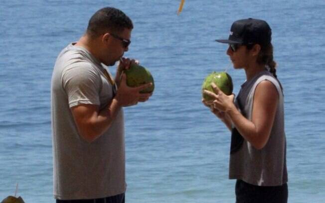 Ronaldo e Paula Morais se refrescam com água de coco