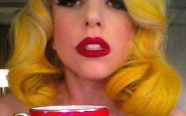 Lady Gaga toma um chazinho... nua!