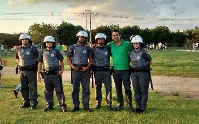 Republicação das fotos pelo perfil oficial da PM-SP no Twitter foi alvo de críticas