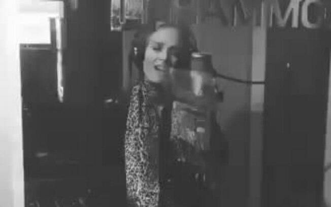 Angélica regrava o hit 'Vou de Táxi' e mostra um trecho aos fãs