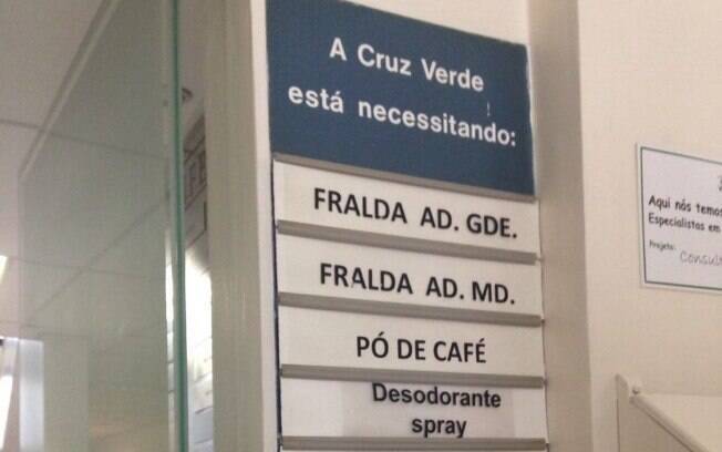Na entrada da Cruz Verde, um quadro pede doação dos itens de maior necessidade ao hospital