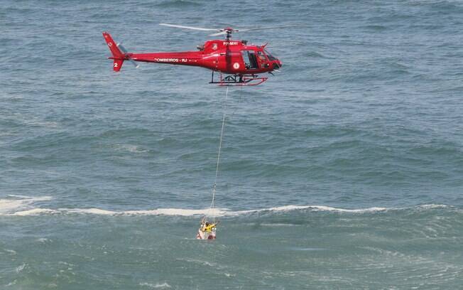 Helicóptero dos bombeiros resgataram três feridos e dois mortos no mar do Rio de Janeiro