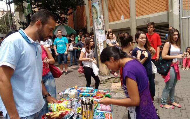 Guilherme da Silva, 25, vende salgadinhos, doces e bebidas todos os dias no campus da Uninove, Barra Funda. (9/11)