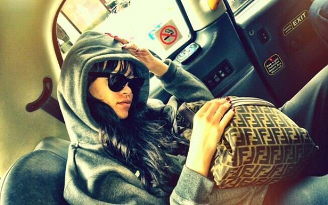 Rihanna espera no carro enquanto bombeiros verificavam o hotel