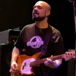 Du Moreira, baixista da banda André Abujamra e os Nerds, nunca teve problemas em ser careca