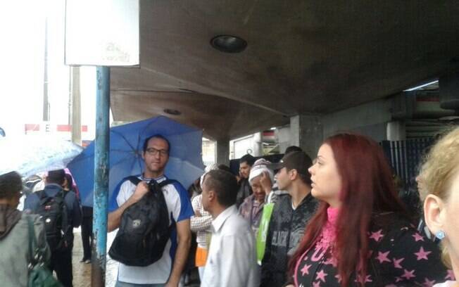Sem Metrô, paulistanos enfrentam dificuldades em pegar ônibus em manhã chuvosa desta sexta-feira (06)