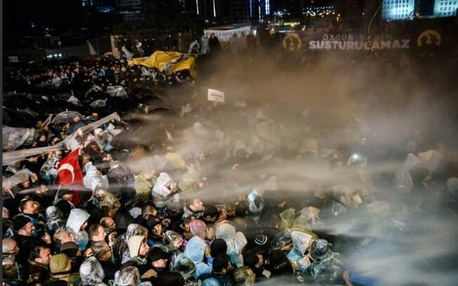Polícia invadiu prédio de jornal em Istambul e conteve protesto de forma violenta