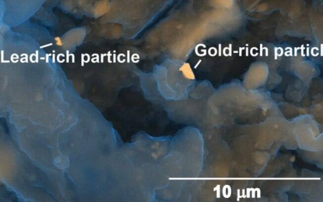 Imagem do estudo mostram partículas de chumbo e de ouro em esgoto