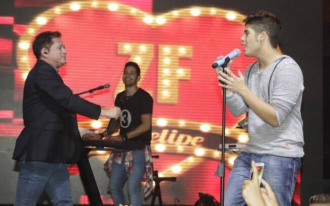 Zé Felipe canta com seu pai, Leonardo. Foto: Divulgação