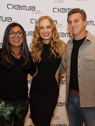 Angélica inaugura salão de beleza ao lado do sócio Celso Kamura e do marido Luciano Huck