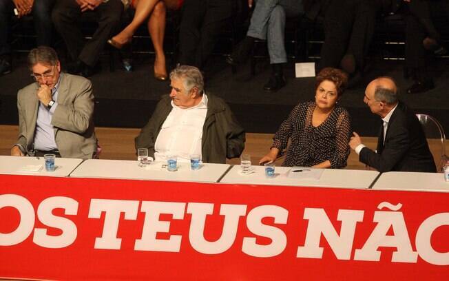 (Da esq. para dir.) Fernando Pimentel, José Mujica, Dilma e Rui Falcão durante celebração dos 35 anos do Partido dos Trabalhadores (PT), em Belo Horizonte (MG) 
