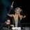 Paris Hilton recebe uma ajudinha para ajustar o equipamento . Foto: AgNews