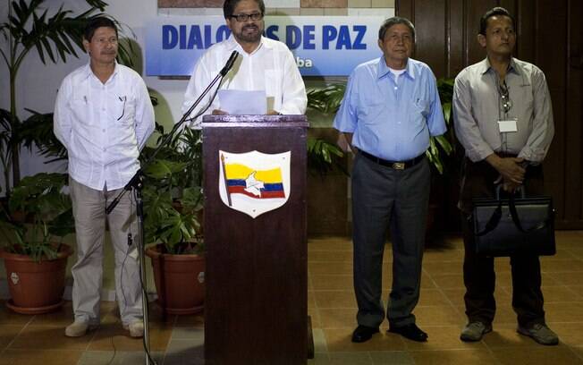 Ivan Marquez, negociador-chefe das FARC, centro, fala aos jornalistas em Cuba (Arquivo)