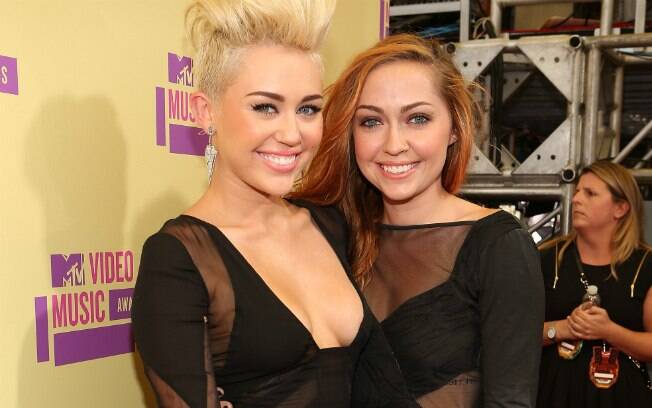 Brandi é a irmã mais velha de Miley Cyrus e prova que os genes da família são realmente privilegiados, não?