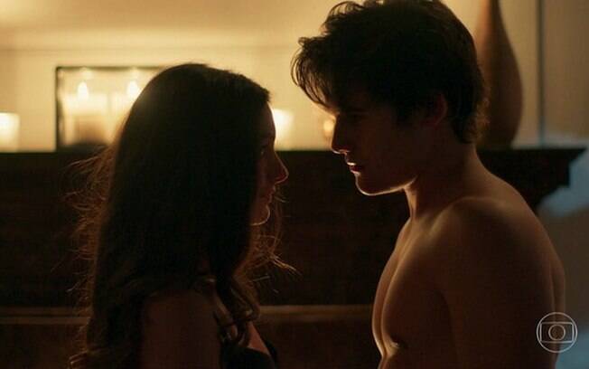 Rodrigo (Nicolas Prattes) e Luciana (Marina Moschen) transaram pela primeira vez em